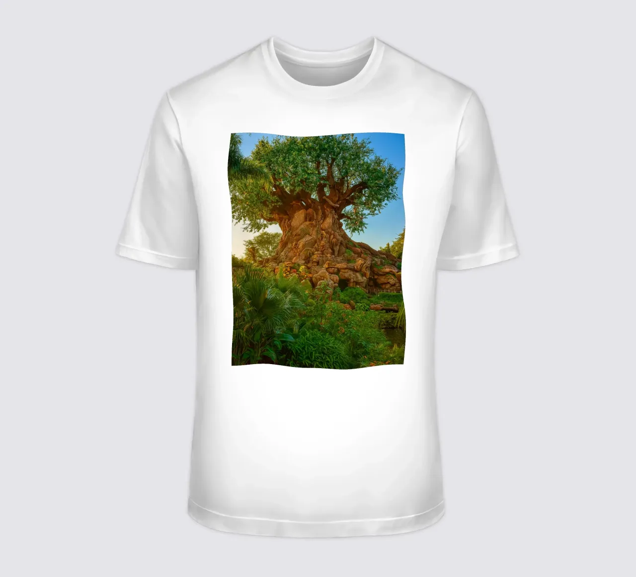 vecchio albero nella foresta t-shirt da tamarind