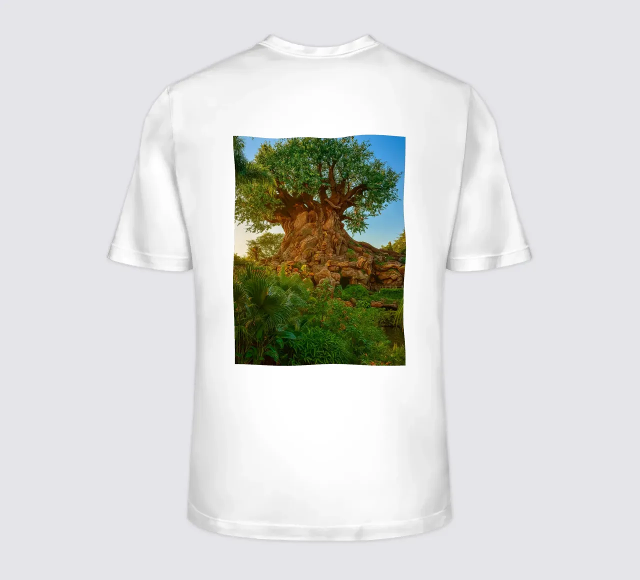 vecchio albero nella foresta t-shirt da tamarind