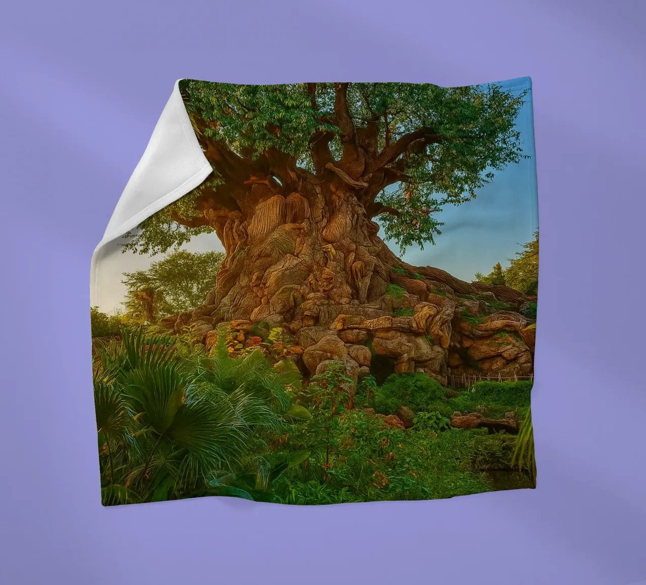 vecchio albero nella foresta coperta in pile da tamarind