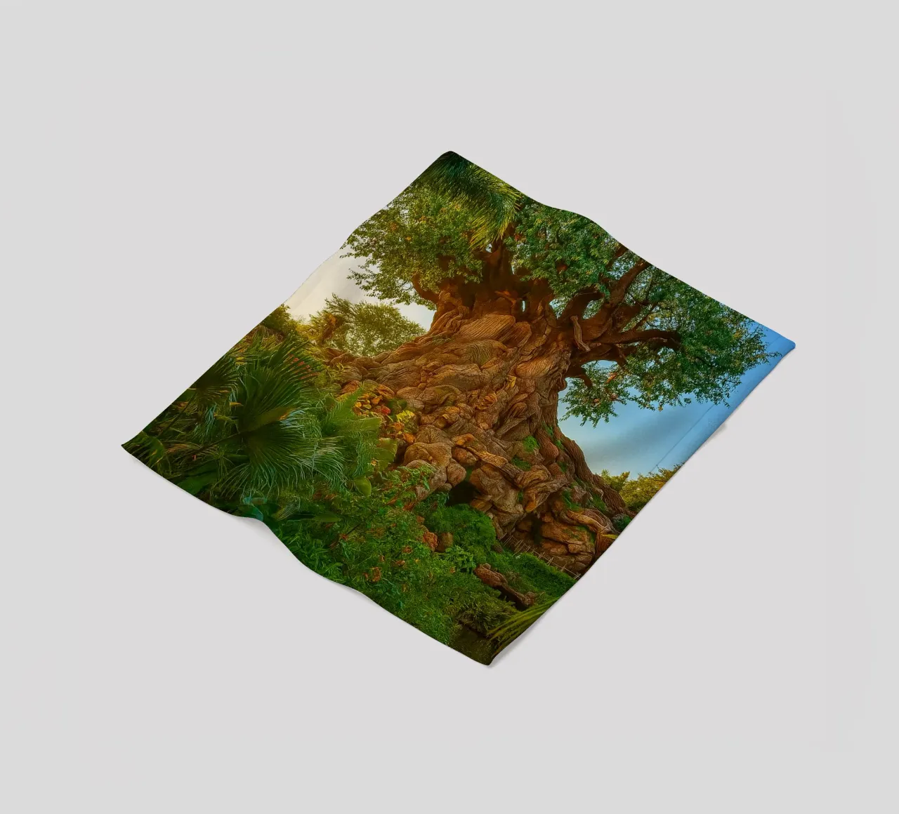 vecchio albero nella foresta coperta in pile da tamarind
