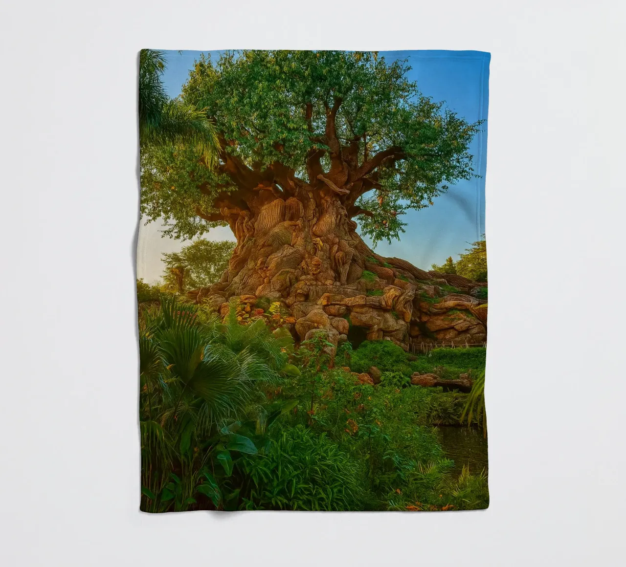 vecchio albero nella foresta coperta in pile da tamarind