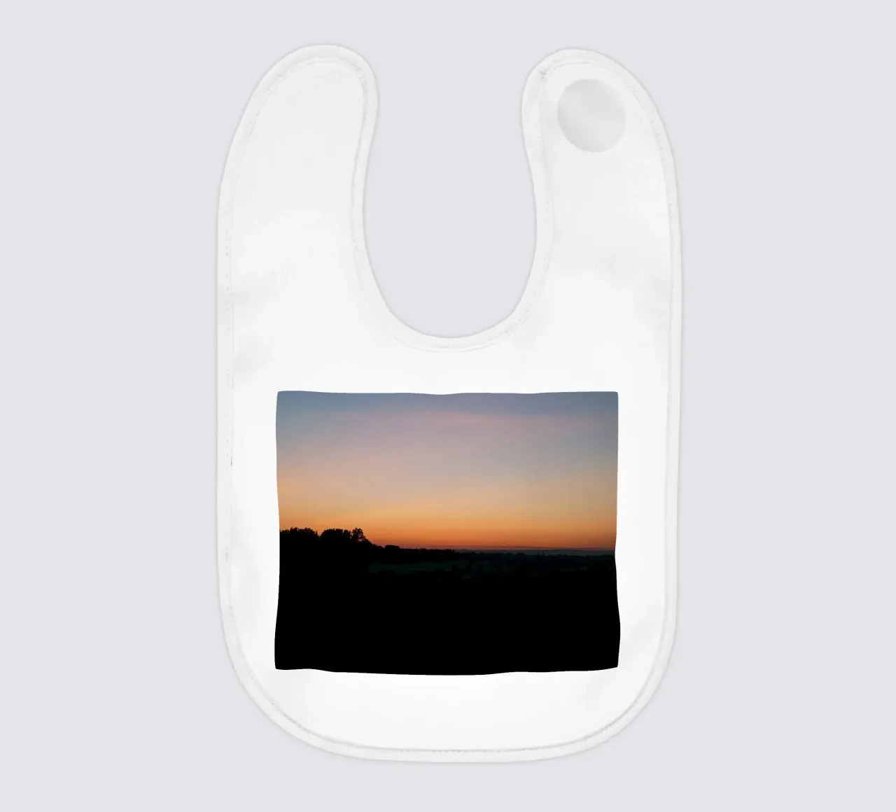 Silhouette di un paesaggio al crepuscolo bavaglino da DesignDoodle