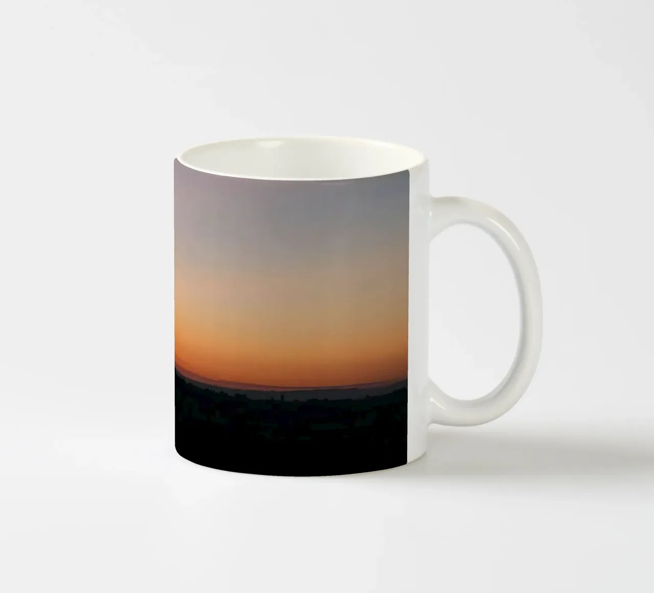 Silhouette di un paesaggio al crepuscolo tazza in ceramica da DesignDoodle