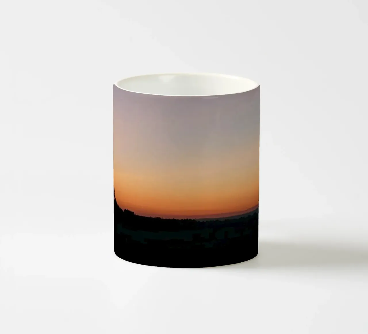 Silhouette di un paesaggio al crepuscolo tazza in ceramica da DesignDoodle