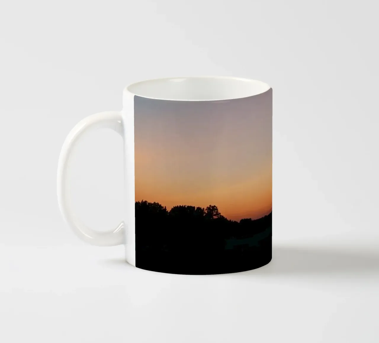 Silhouette di un paesaggio al crepuscolo tazza in ceramica da DesignDoodle