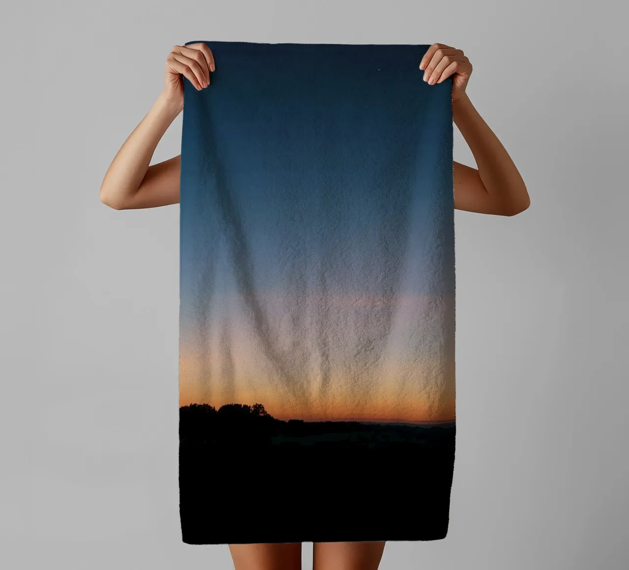 Silhouette di un paesaggio al crepuscolo asciugamano da bagno da DesignDoodle