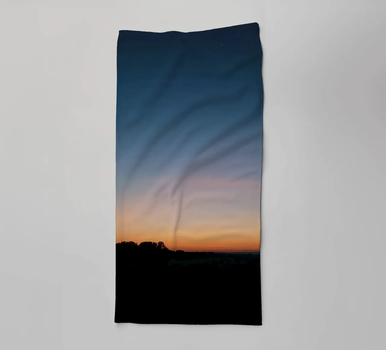 Silhouette di un paesaggio al crepuscolo asciugamano da bagno da DesignDoodle