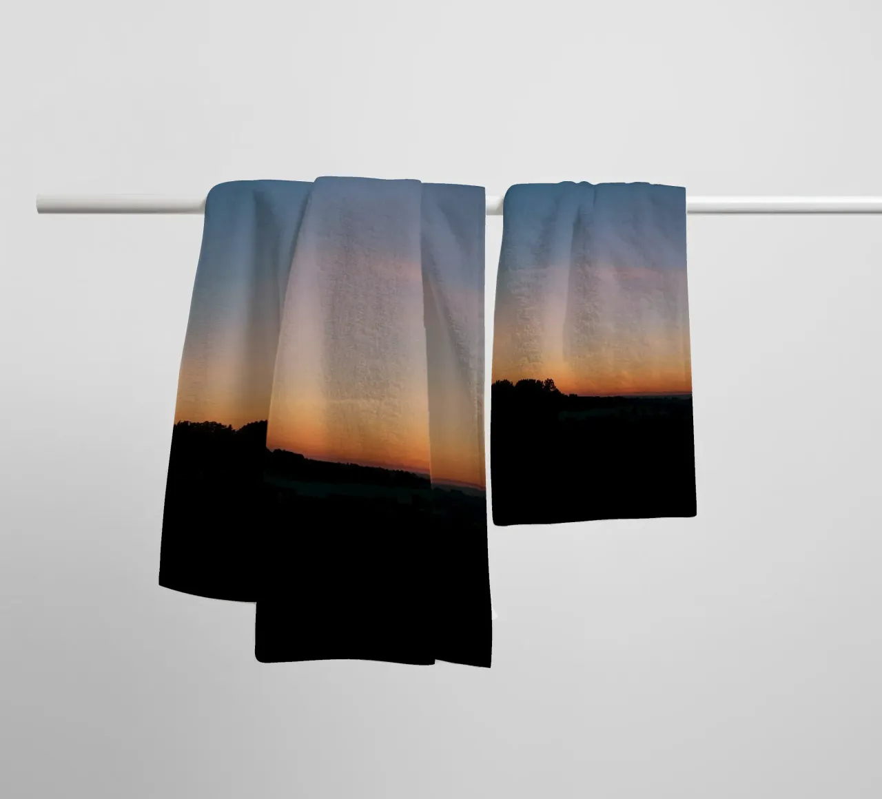 Silhouette di un paesaggio al crepuscolo asciugamano da bagno da DesignDoodle