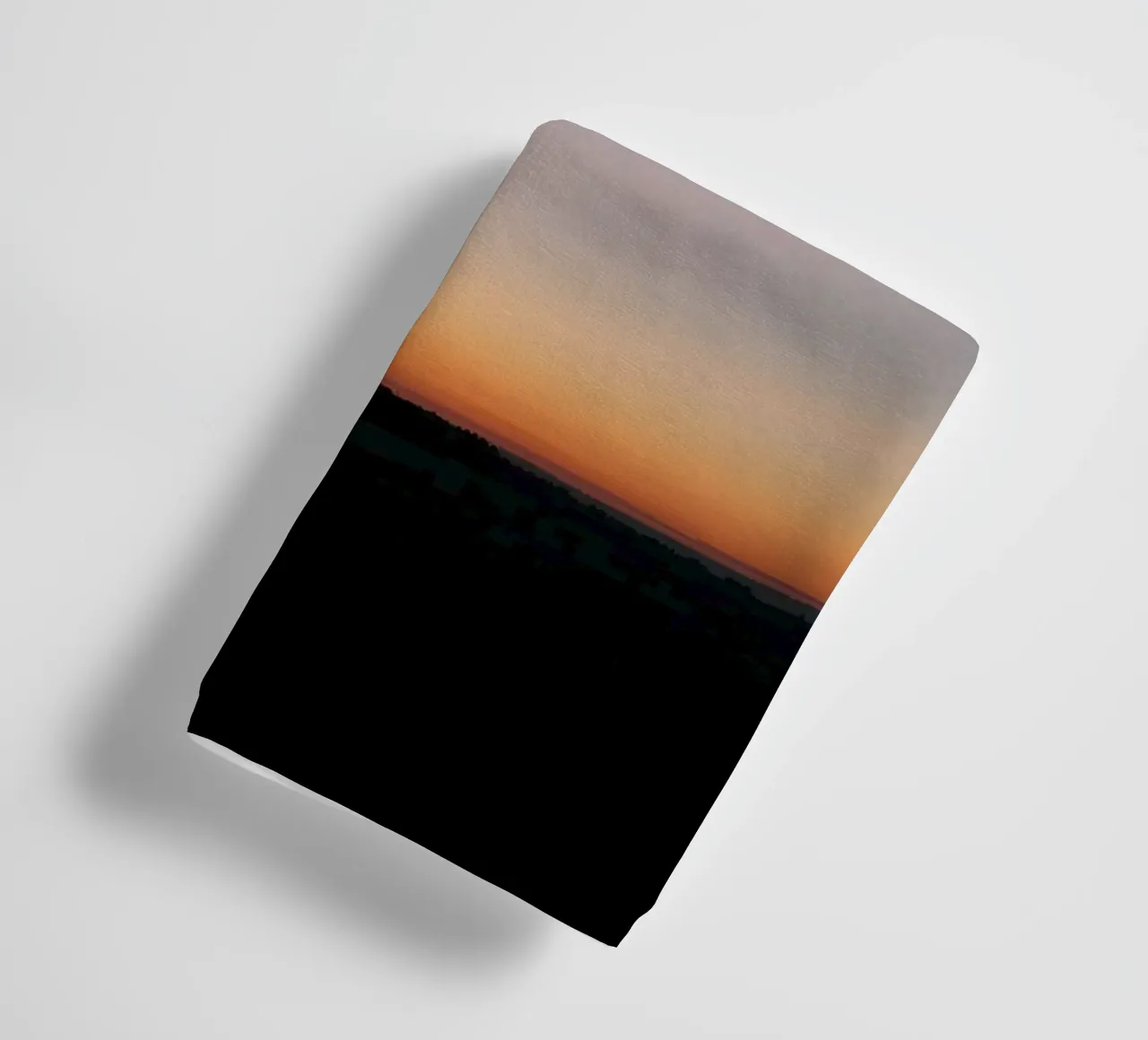 Silhouette di un paesaggio al crepuscolo asciugamano da bagno da DesignDoodle
