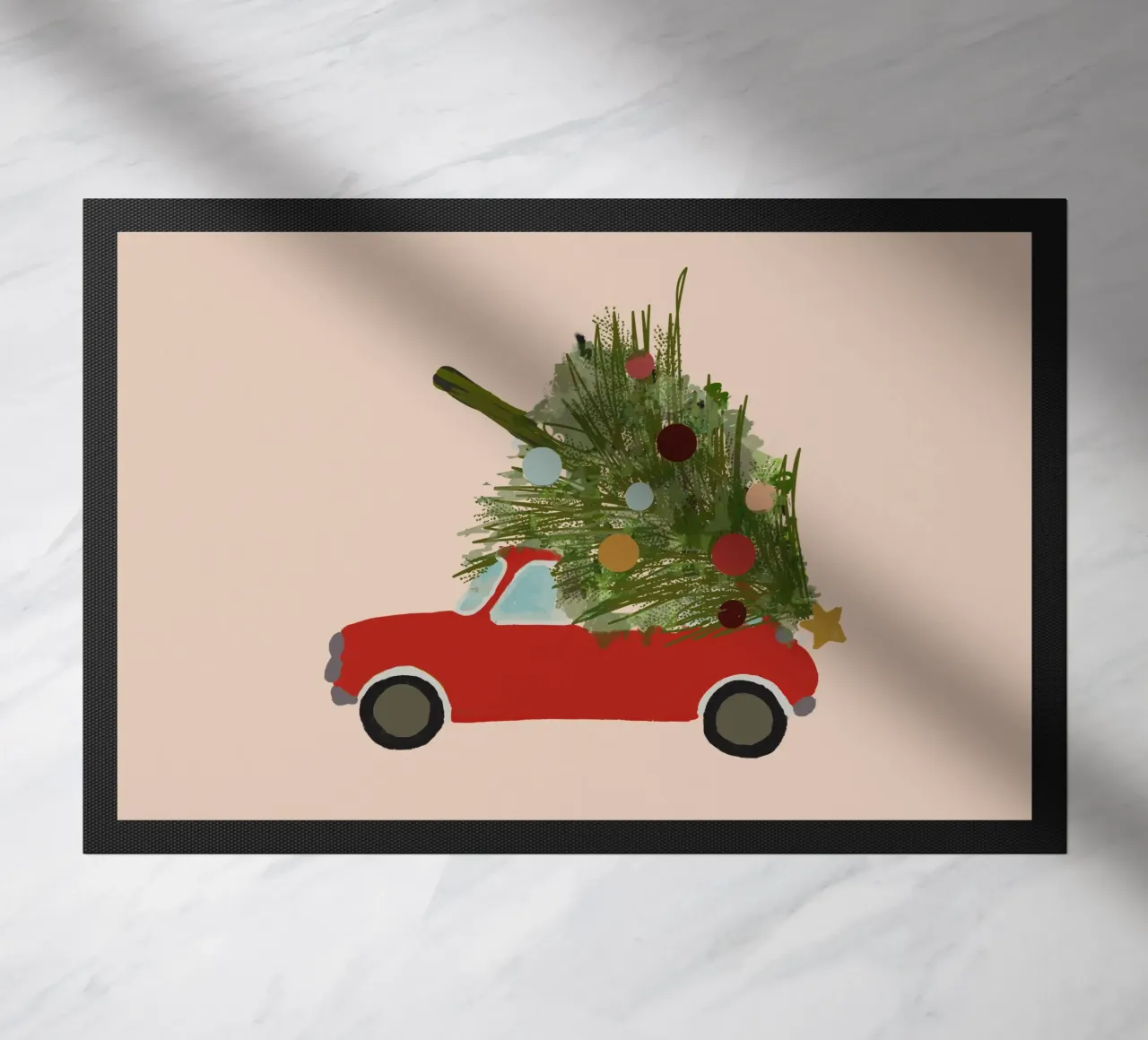 Auto natalizia retrò con albero di Natale sul tetto Rosso zerbino da Alisa Knöß