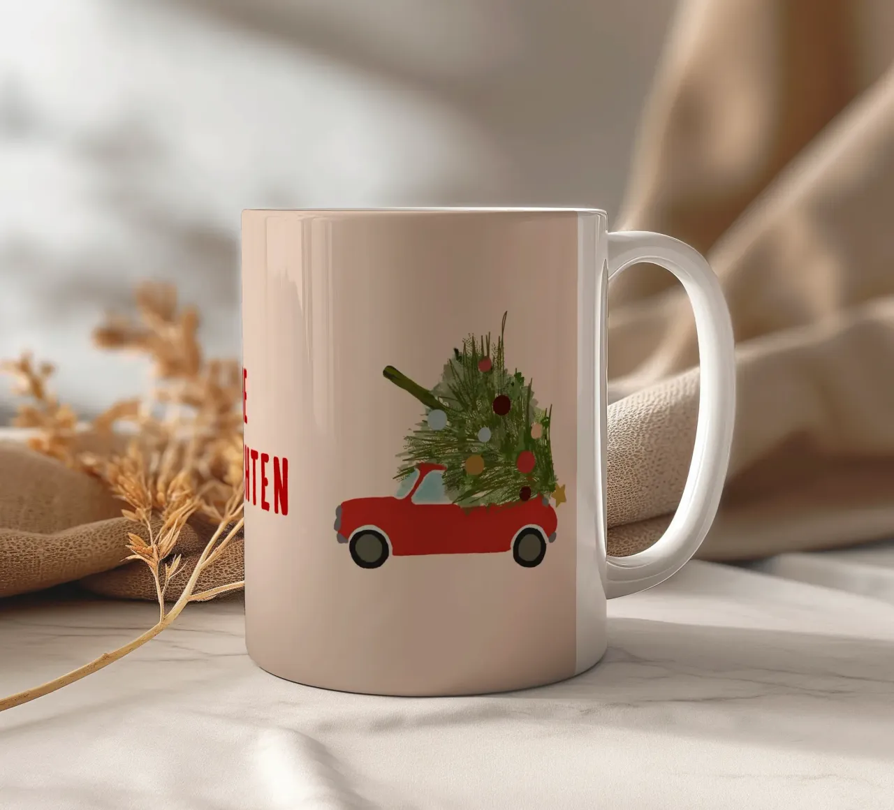 Auto natalizia retrò con albero di Natale sul tetto Rosso tazza in ceramica da Alisa Knöß