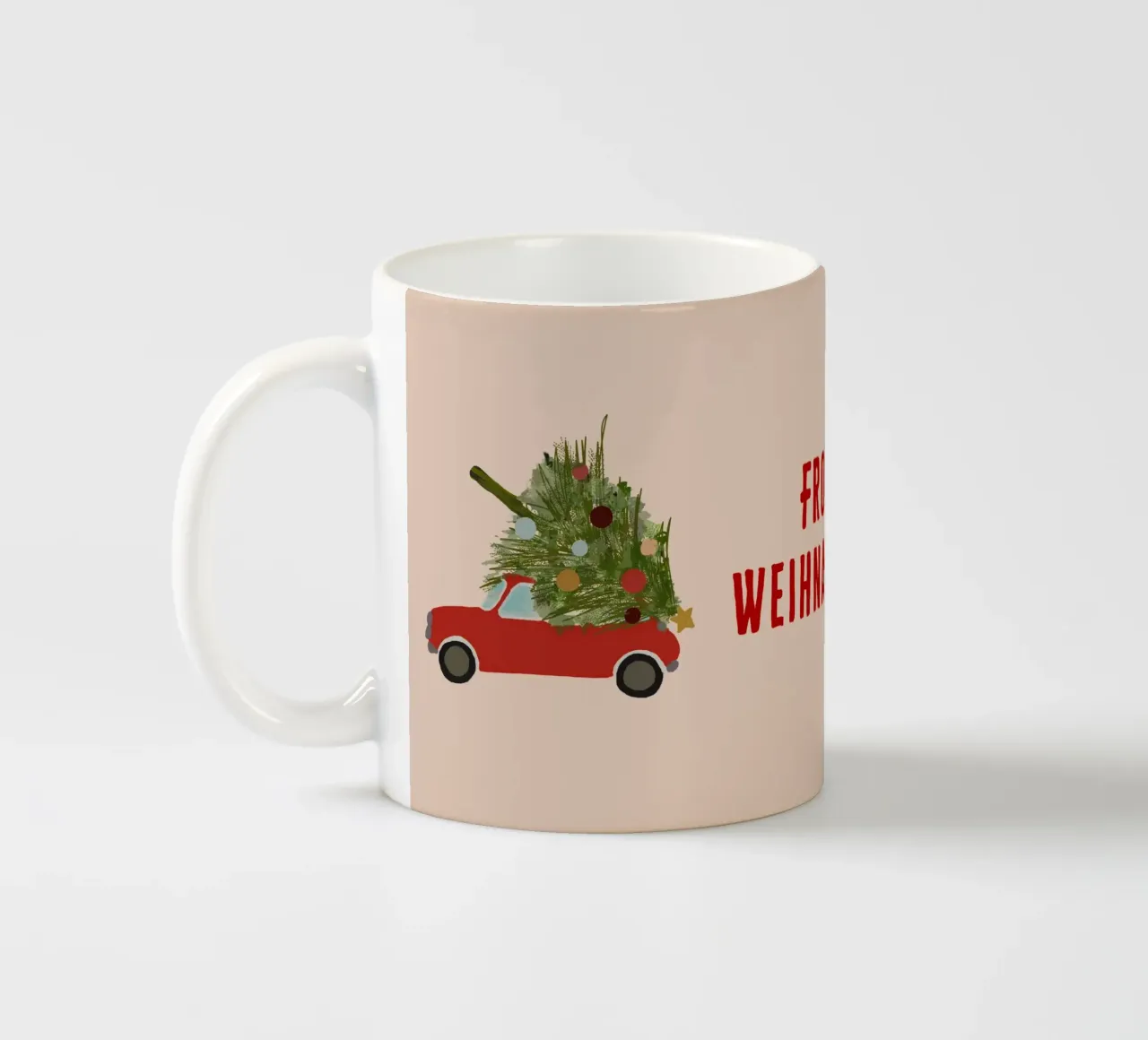 Auto natalizia retrò con albero di Natale sul tetto Rosso tazza in ceramica da Alisa Knöß