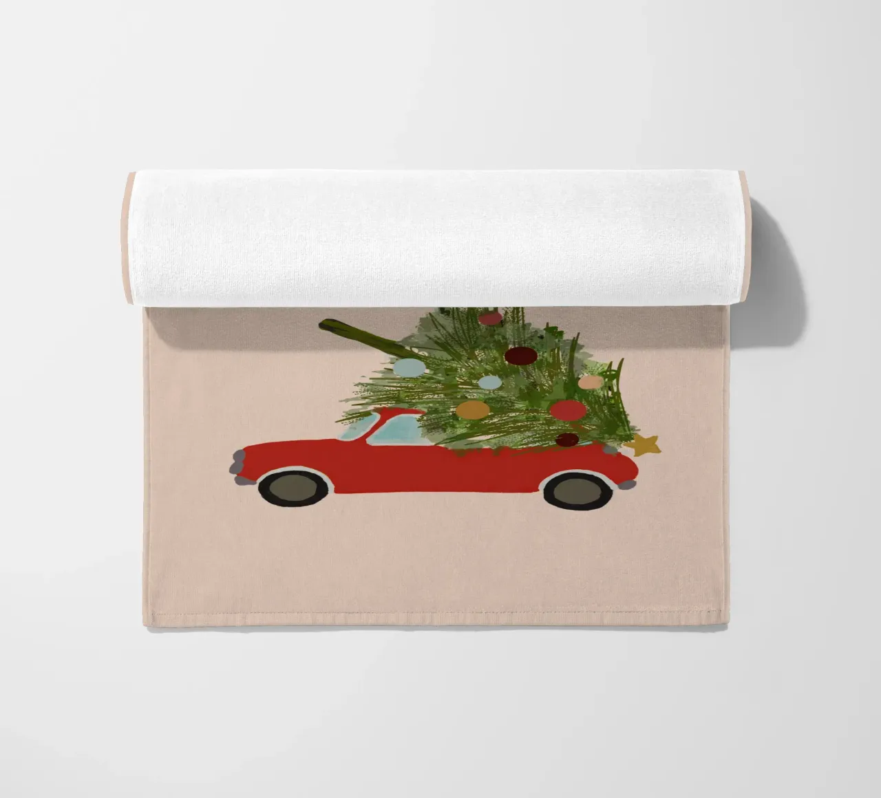 Auto natalizia retrò con albero di Natale sul tetto Rosso telo mare da Alisa Knöß
