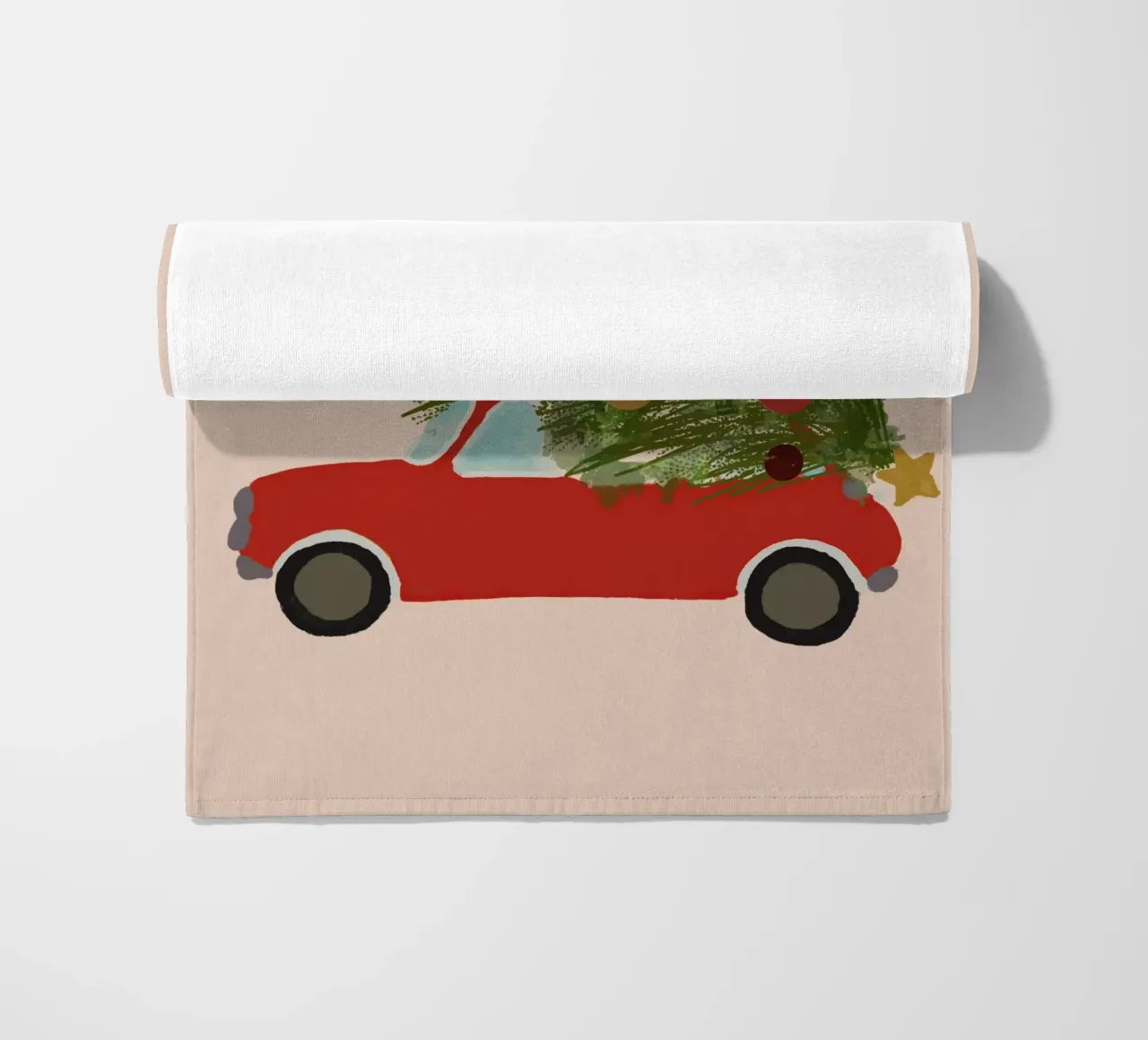 Auto natalizia retrò con albero di Natale sul tetto Rosso telo mare da Alisa Knöß