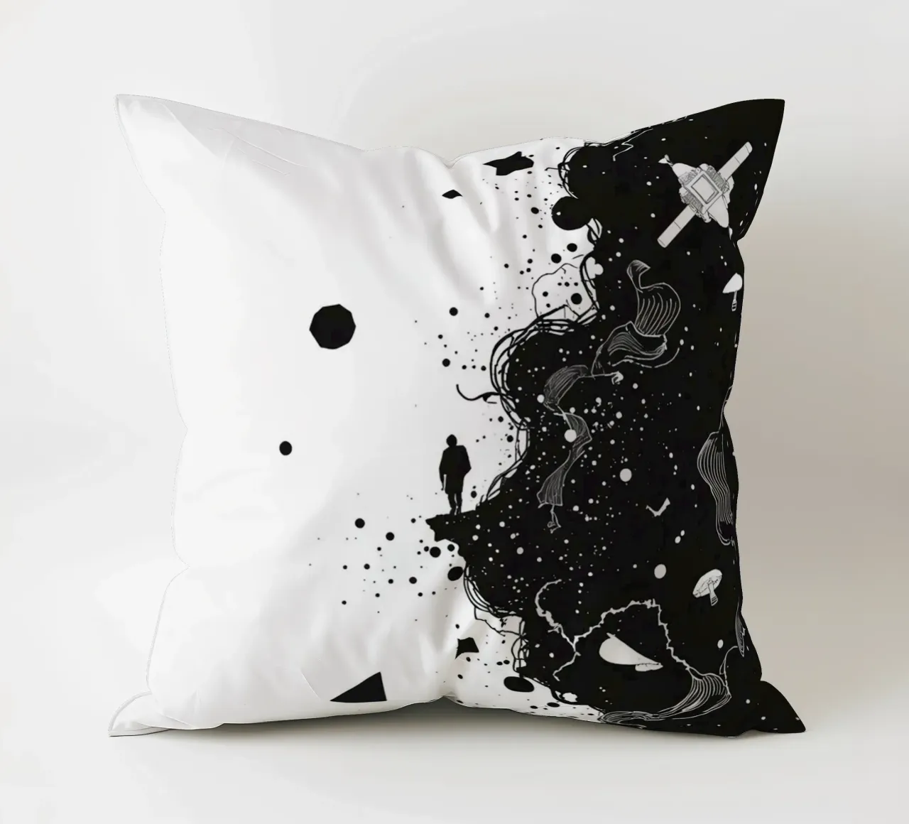 Silhouette sul bordo della scogliera con forme celestiali astratte cuscino da DesignDoodle