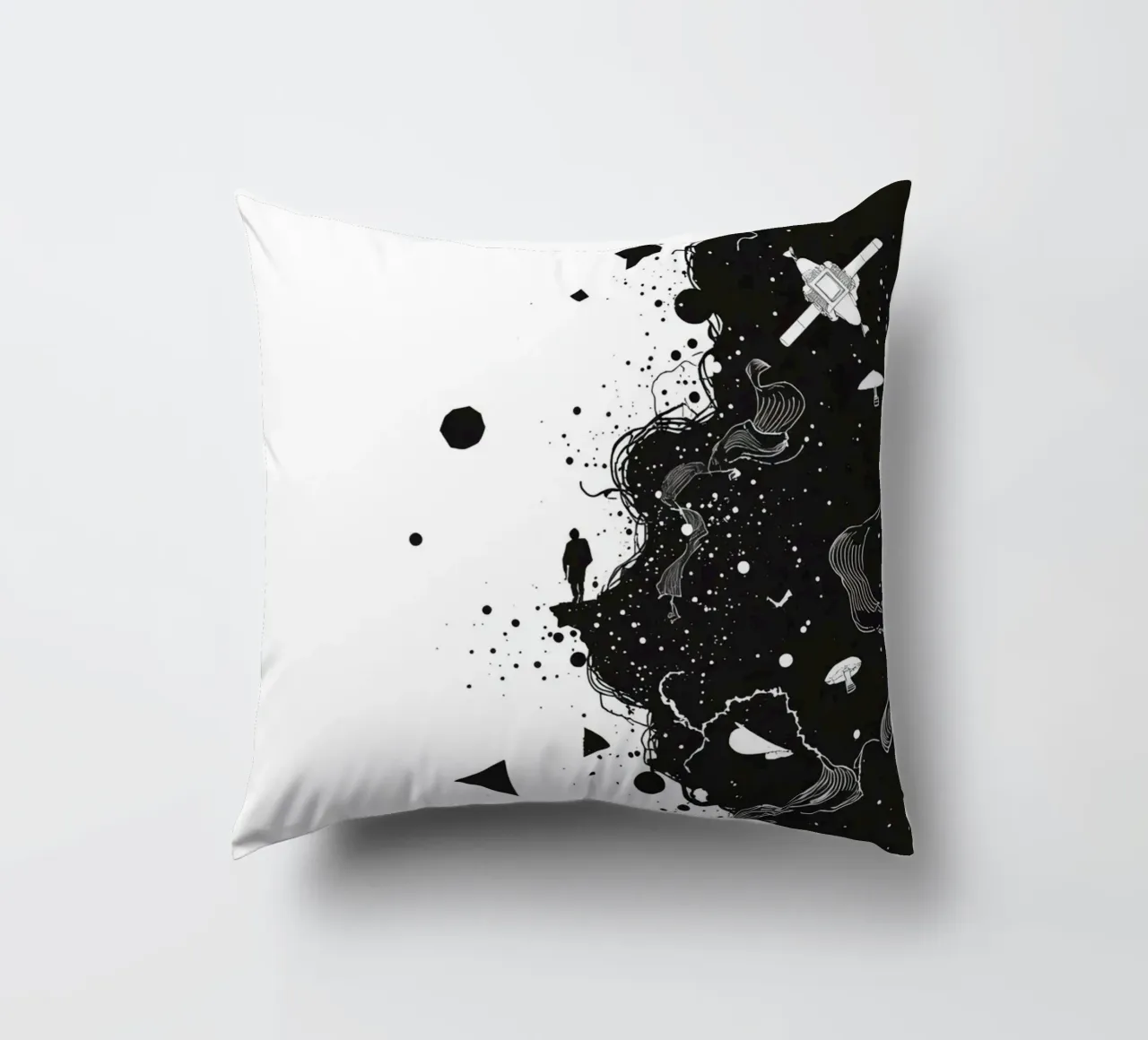 Silhouette sul bordo della scogliera con forme celestiali astratte cuscino da DesignDoodle