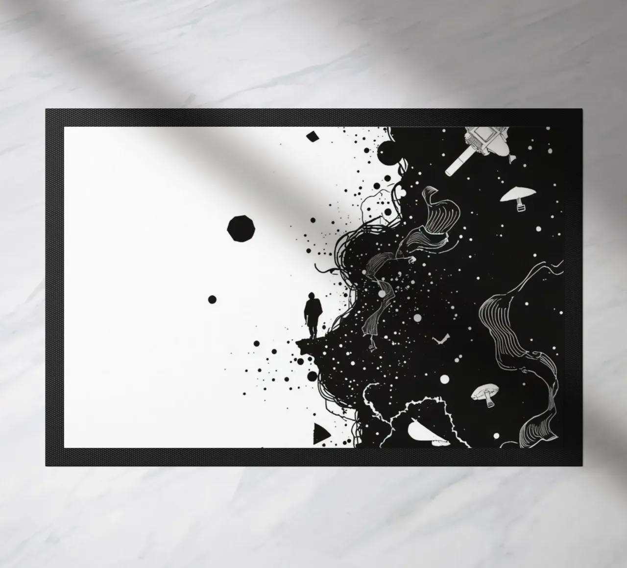 Silhouette au bord d'une falaise avec des formes célestes abstraites paillasson de DesignDoodle