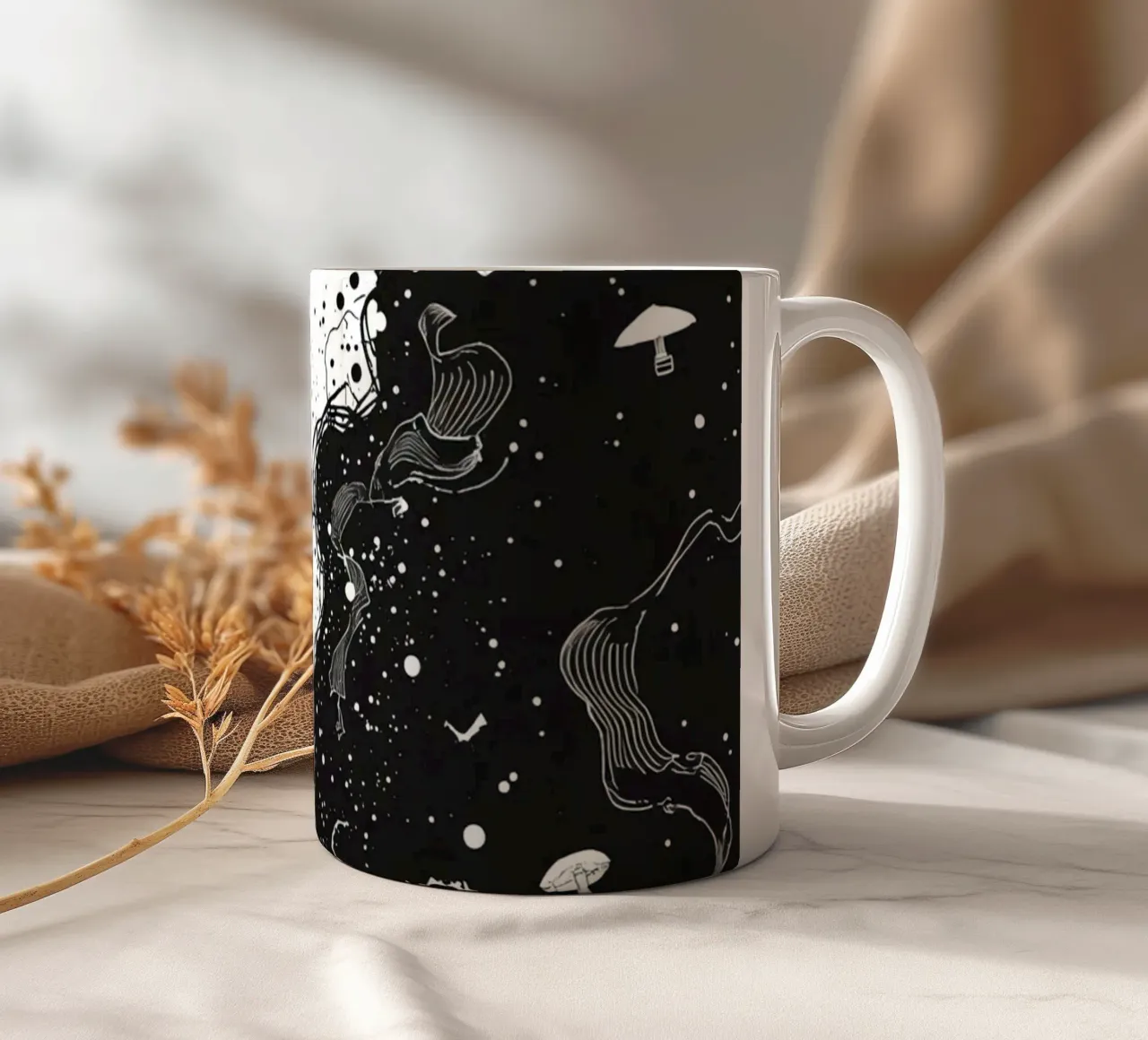 Silhouette sul bordo della scogliera con forme celestiali astratte tazza in ceramica da DesignDoodle