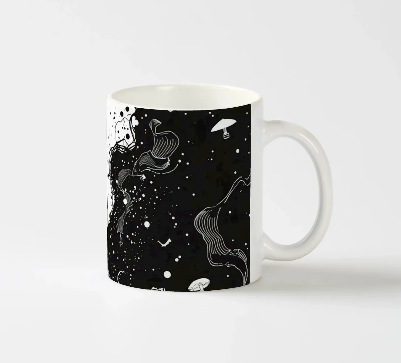 Silhouette sul bordo della scogliera con forme celestiali astratte tazza in ceramica da DesignDoodle