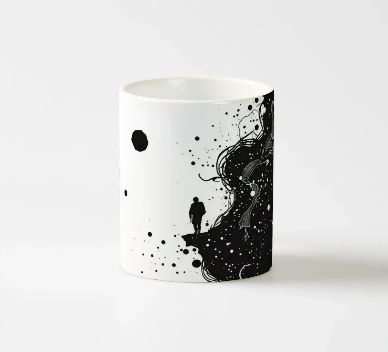 Silhouette sul bordo della scogliera con forme celestiali astratte tazza in ceramica da DesignDoodle