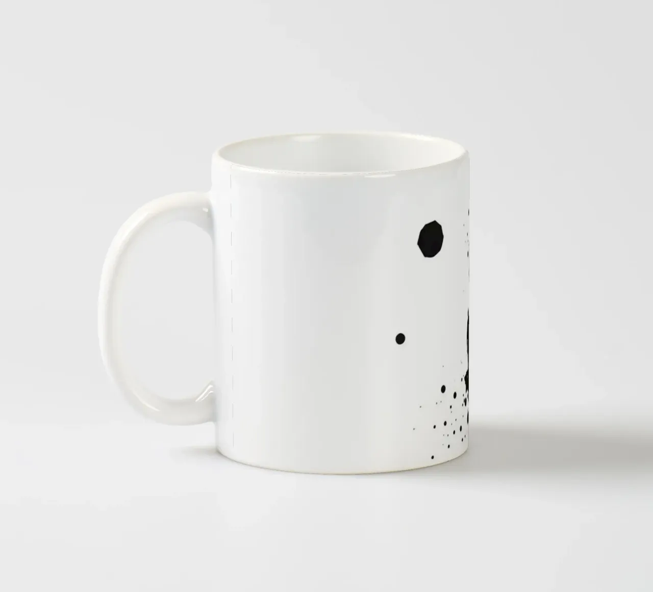 Silhouette sul bordo della scogliera con forme celestiali astratte tazza in ceramica da DesignDoodle