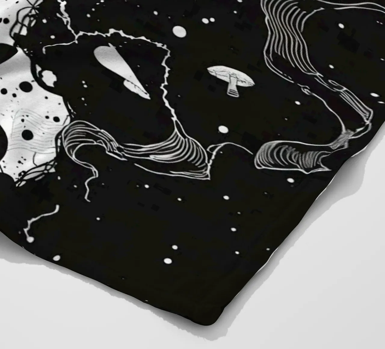 Silhouette auf Klippe Rand mit abstrakten himmlischen Formen Fleecedecke von DesignDoodle