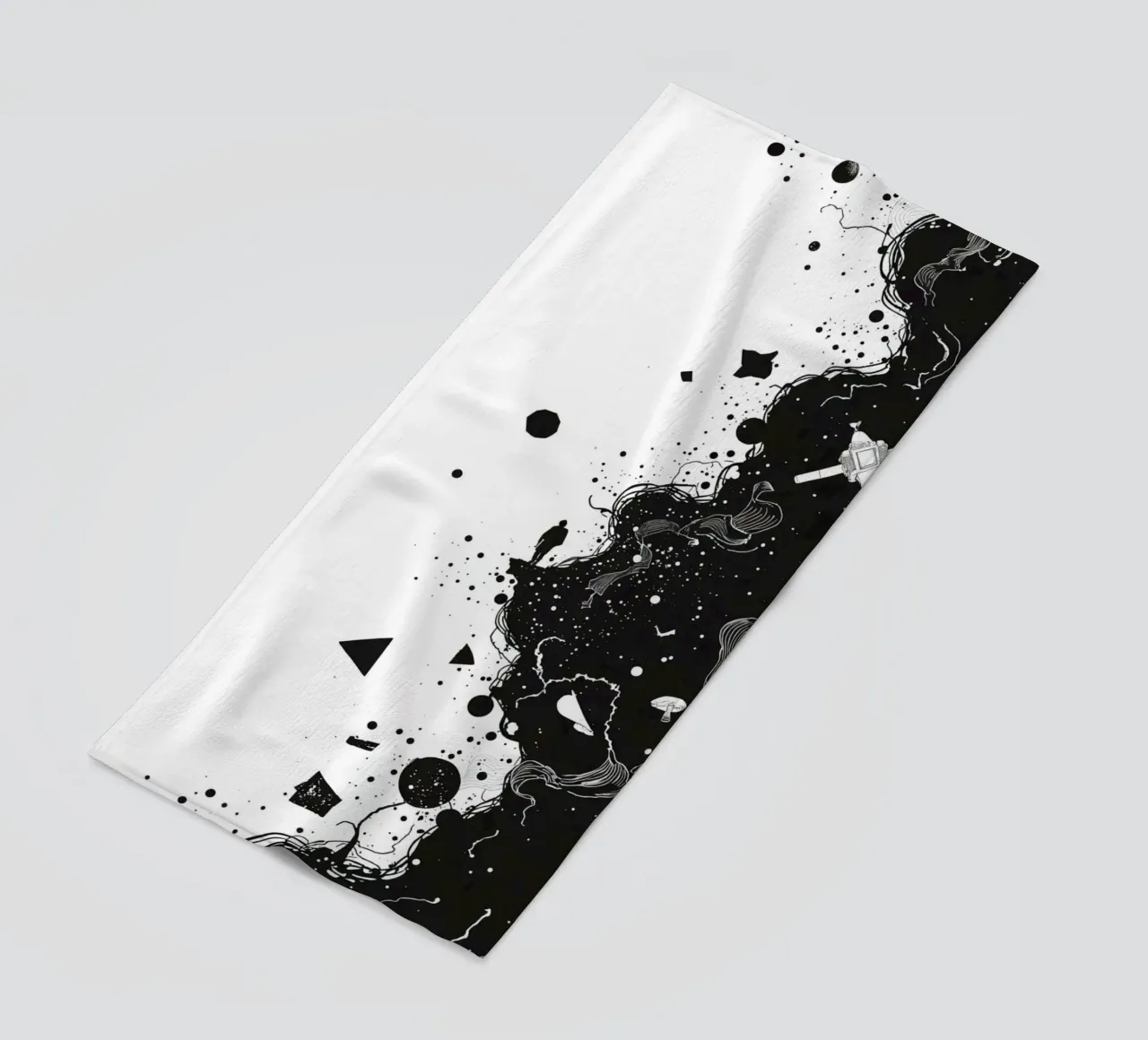 Silhouette sul bordo della scogliera con forme celestiali astratte telo mare da DesignDoodle