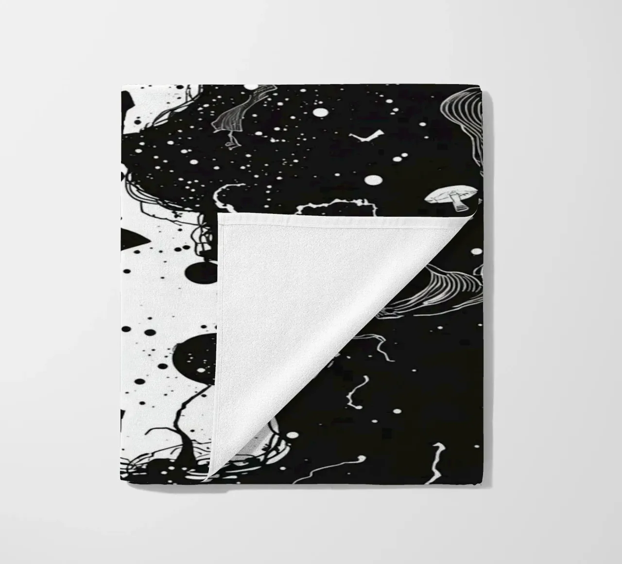 Silhouette sul bordo della scogliera con forme celestiali astratte telo mare da DesignDoodle