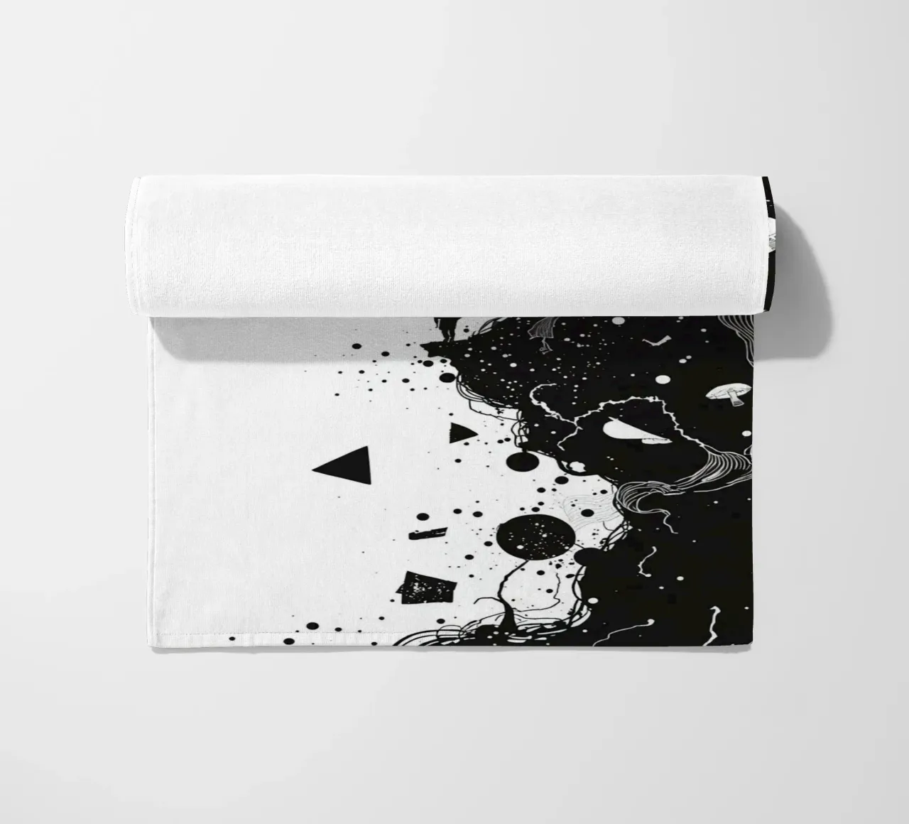 Silhouette sul bordo della scogliera con forme celestiali astratte telo mare da DesignDoodle