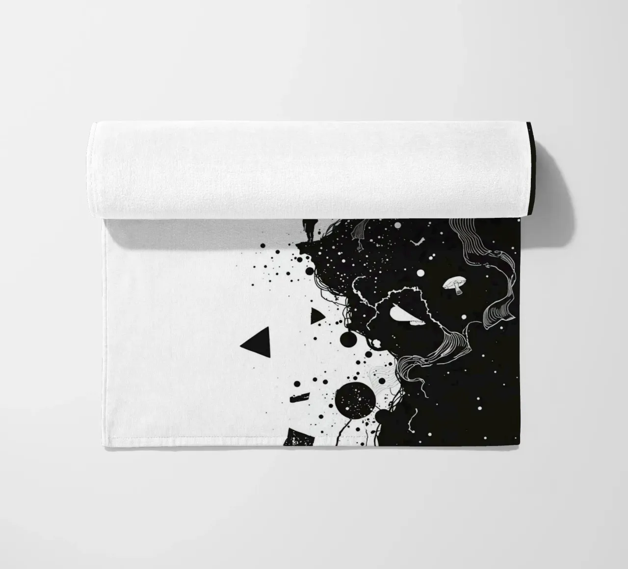 Silhouette sul bordo della scogliera con forme celestiali astratte telo mare da DesignDoodle