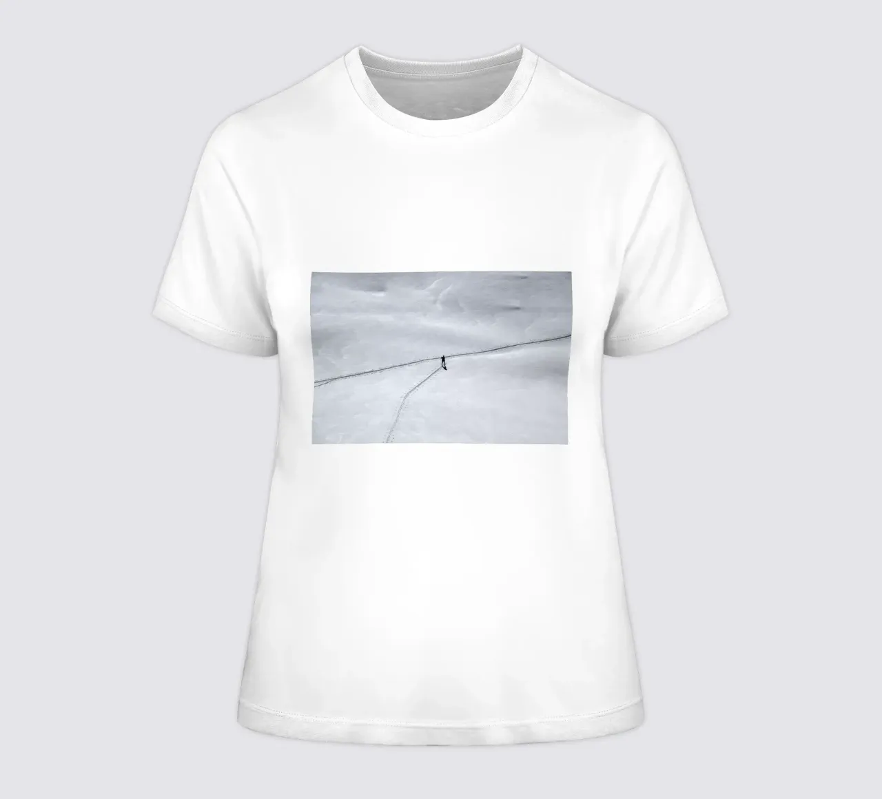 Lonely Skier in the Alps t-shirt ajusté pour femmes de Fjöllart