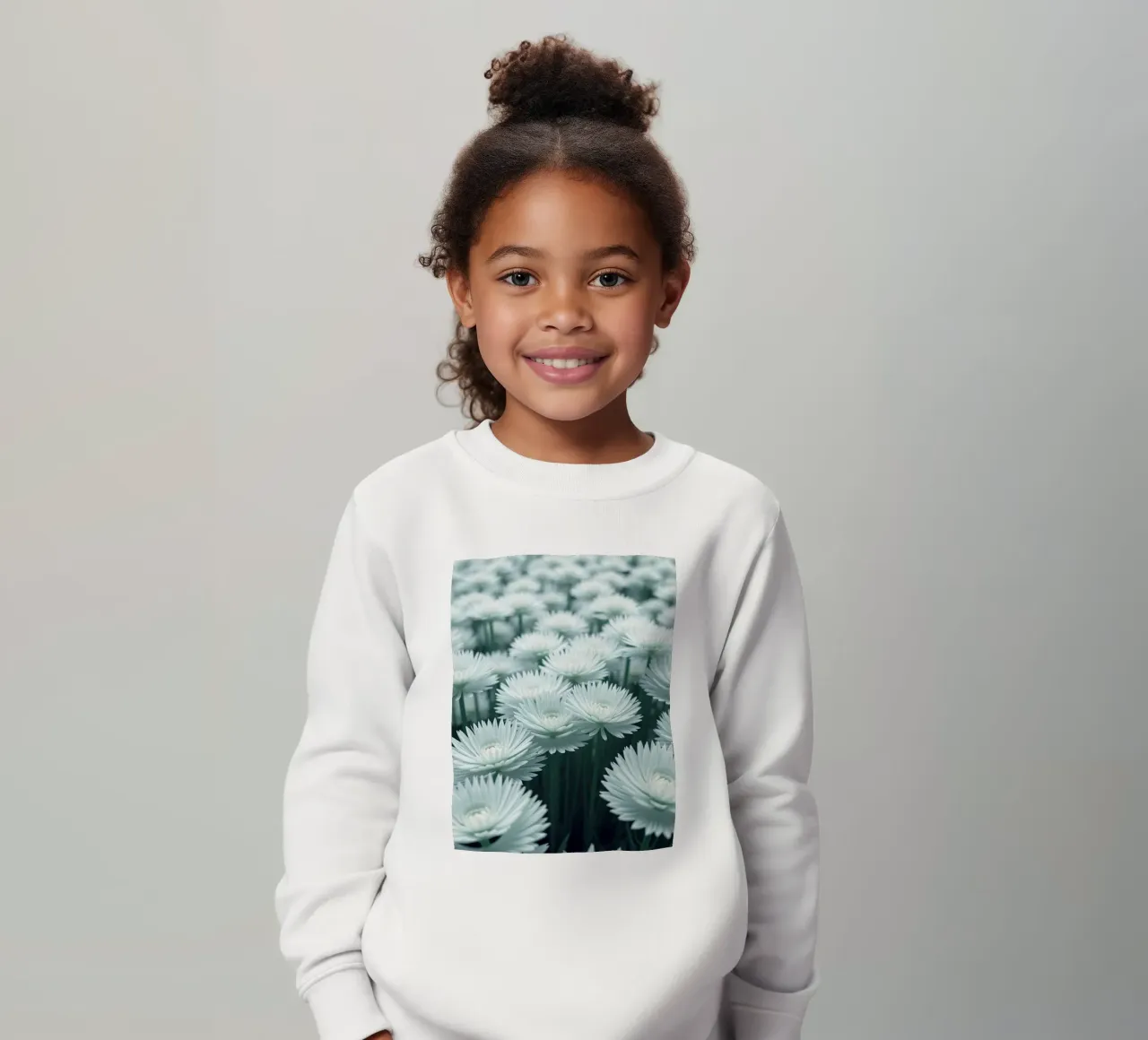 Sussurro luminoso: Un campo di fiori bianchi eterei felpa bambino da Artistic-shop