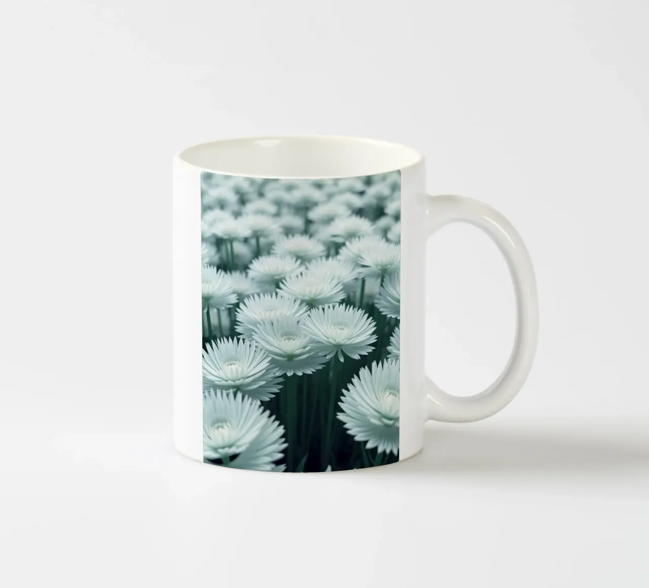 Sussurro luminoso: Un campo di fiori bianchi eterei tazza in ceramica da Artistic-shop