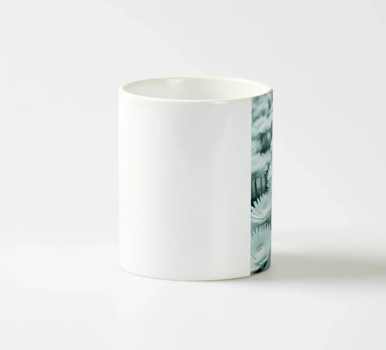 Sussurro luminoso: Un campo di fiori bianchi eterei tazza in ceramica da Artistic-shop