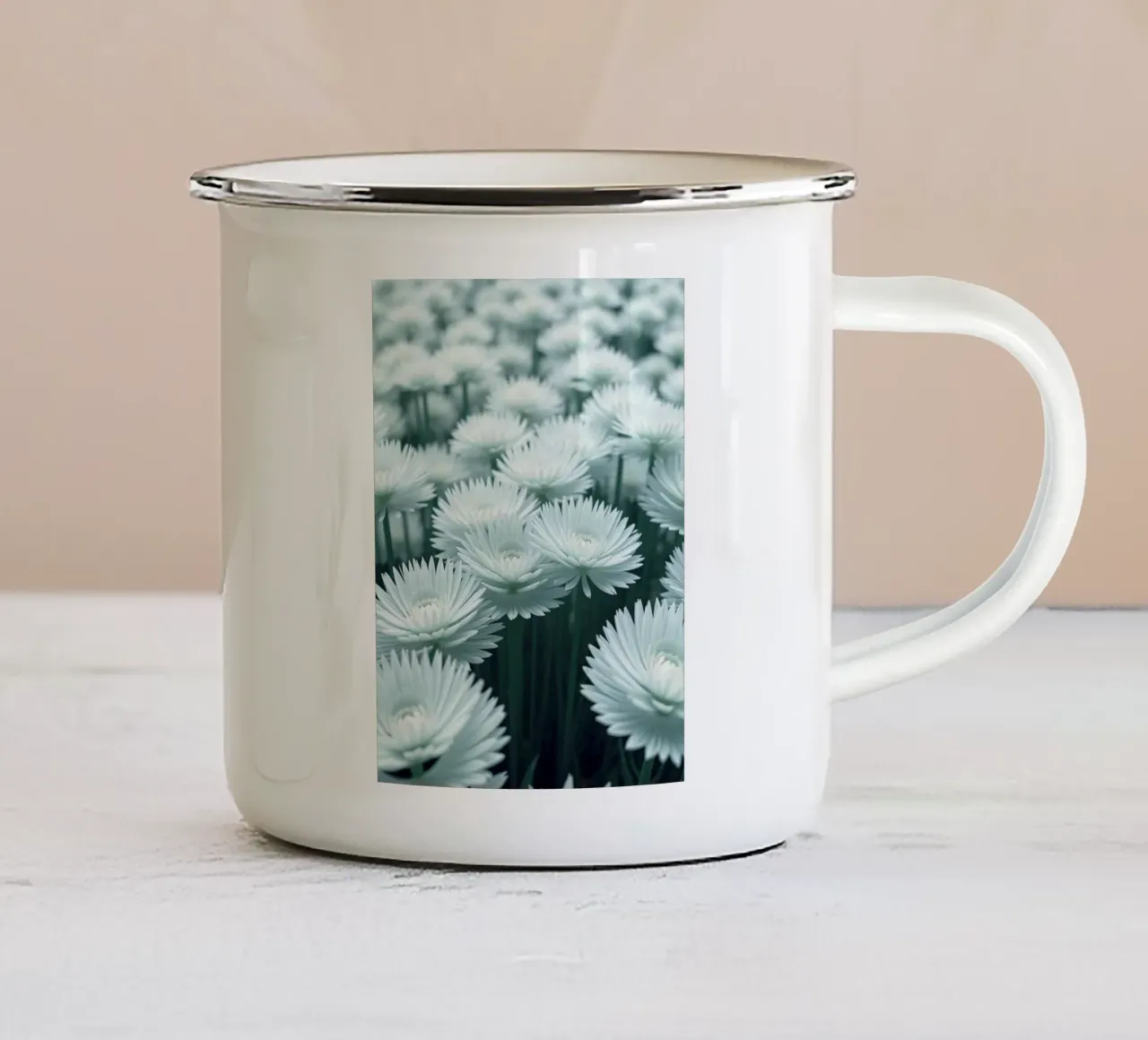 Sussurro luminoso: Un campo di fiori bianchi eterei tazza in smalto da Artistic-shop