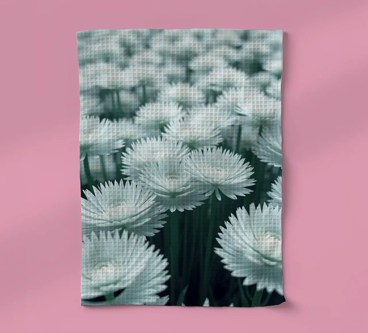 Chuchotement lumineux : Un champ de fleurs blanches éthérées torchon de Artistic-shop