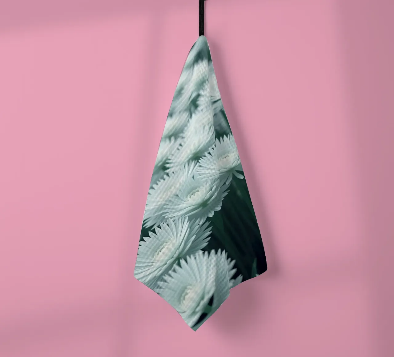 Chuchotement lumineux : Un champ de fleurs blanches éthérées torchon de Artistic-shop