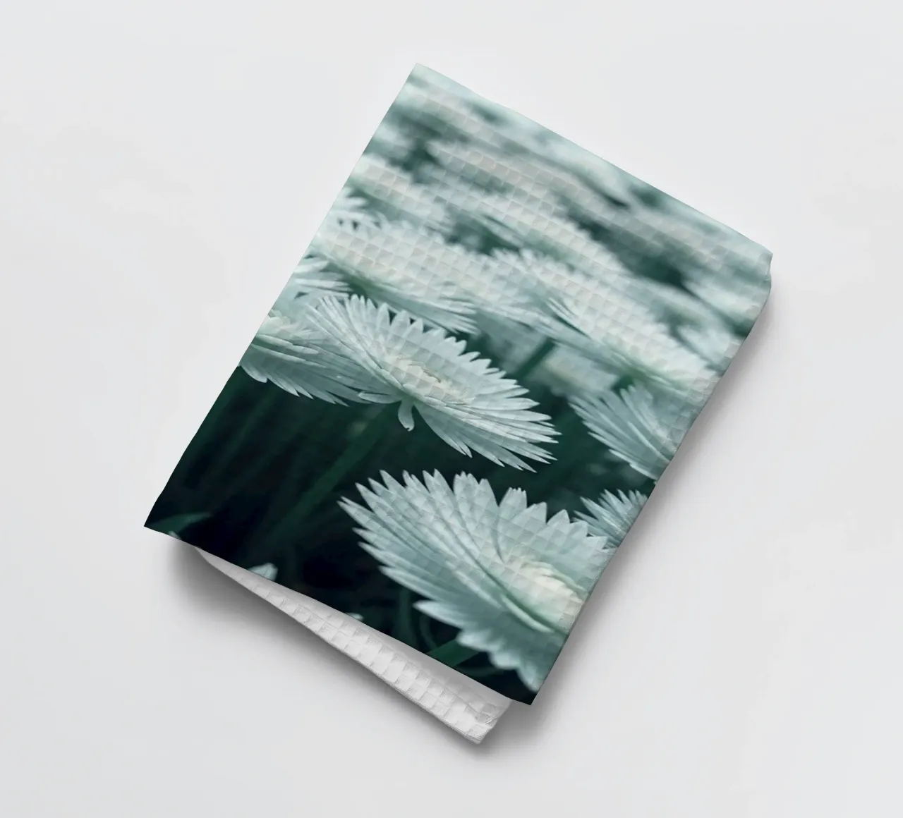 Chuchotement lumineux : Un champ de fleurs blanches éthérées torchon de Artistic-shop