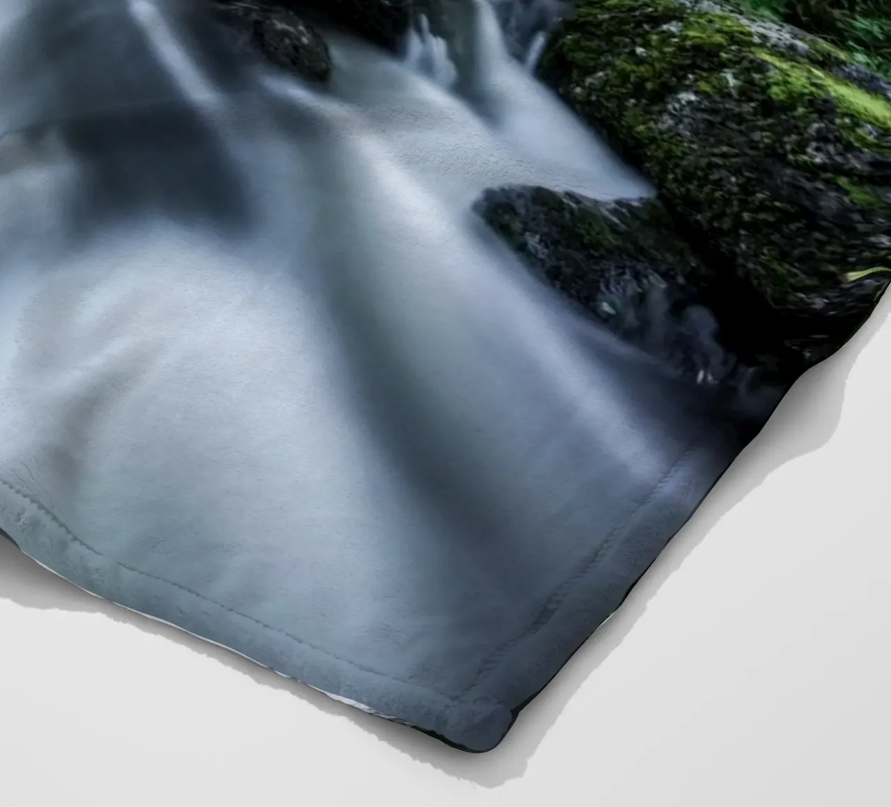 Raging Stream on the Lofoten Islands coperta in pile da Fjöllart