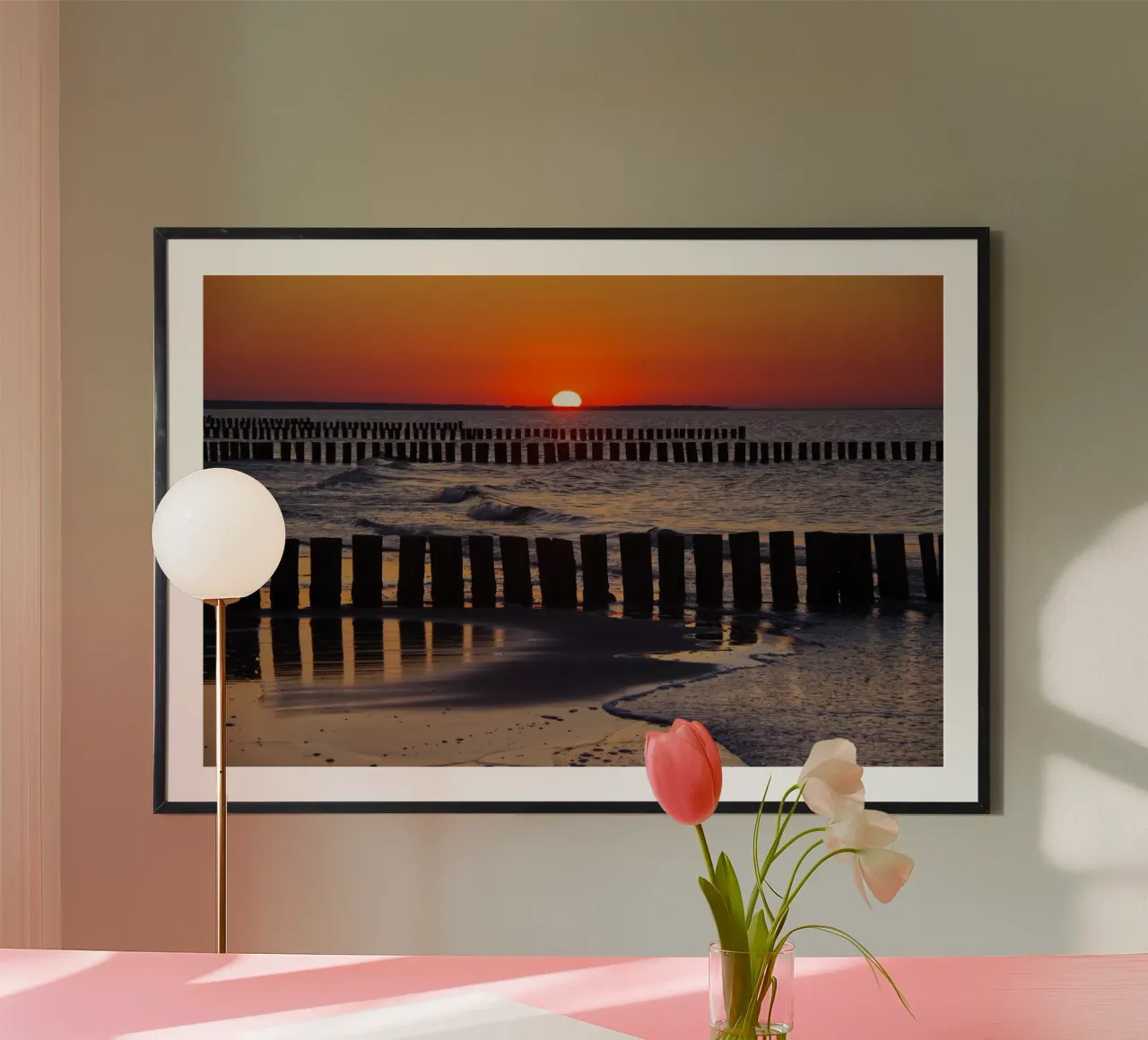Sunset over the sea poster con telaio in plastica da Fjöllart