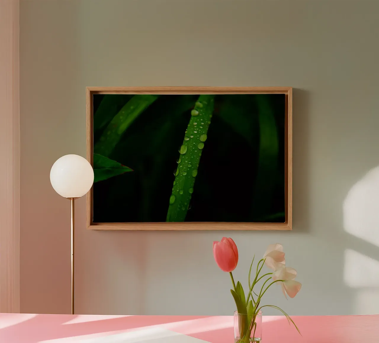 Waterdrops on a blade of grass canvas van Fjöllart