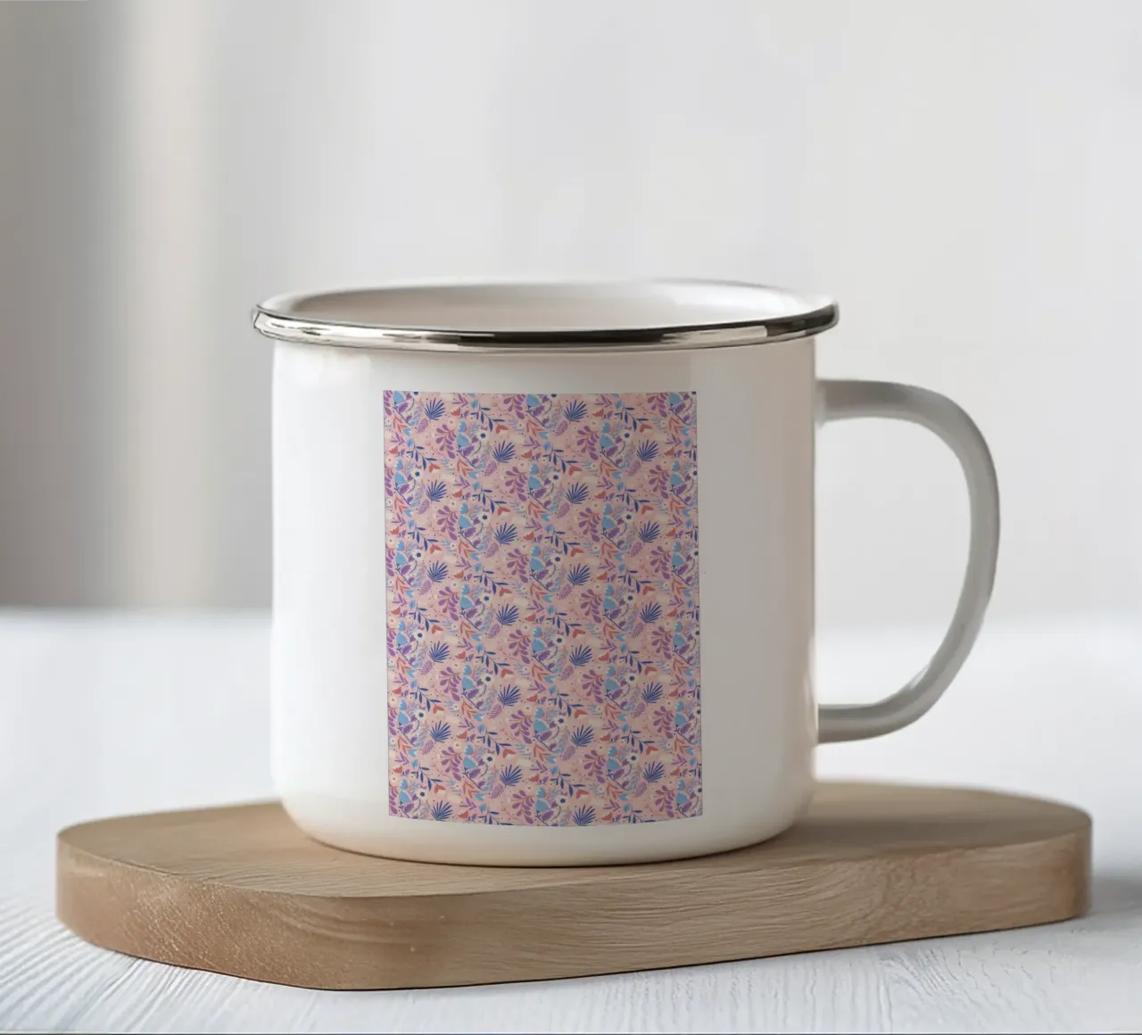 Delicato disegno di fiori e piante tazza in smalto da The joy of home