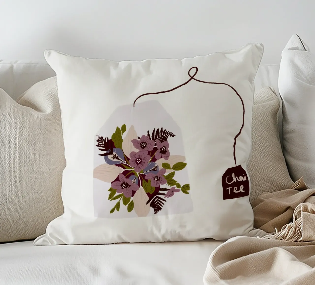 Teebeutel Chai-Tee mit Blumen cuscino da Sophie Augustin Illustration