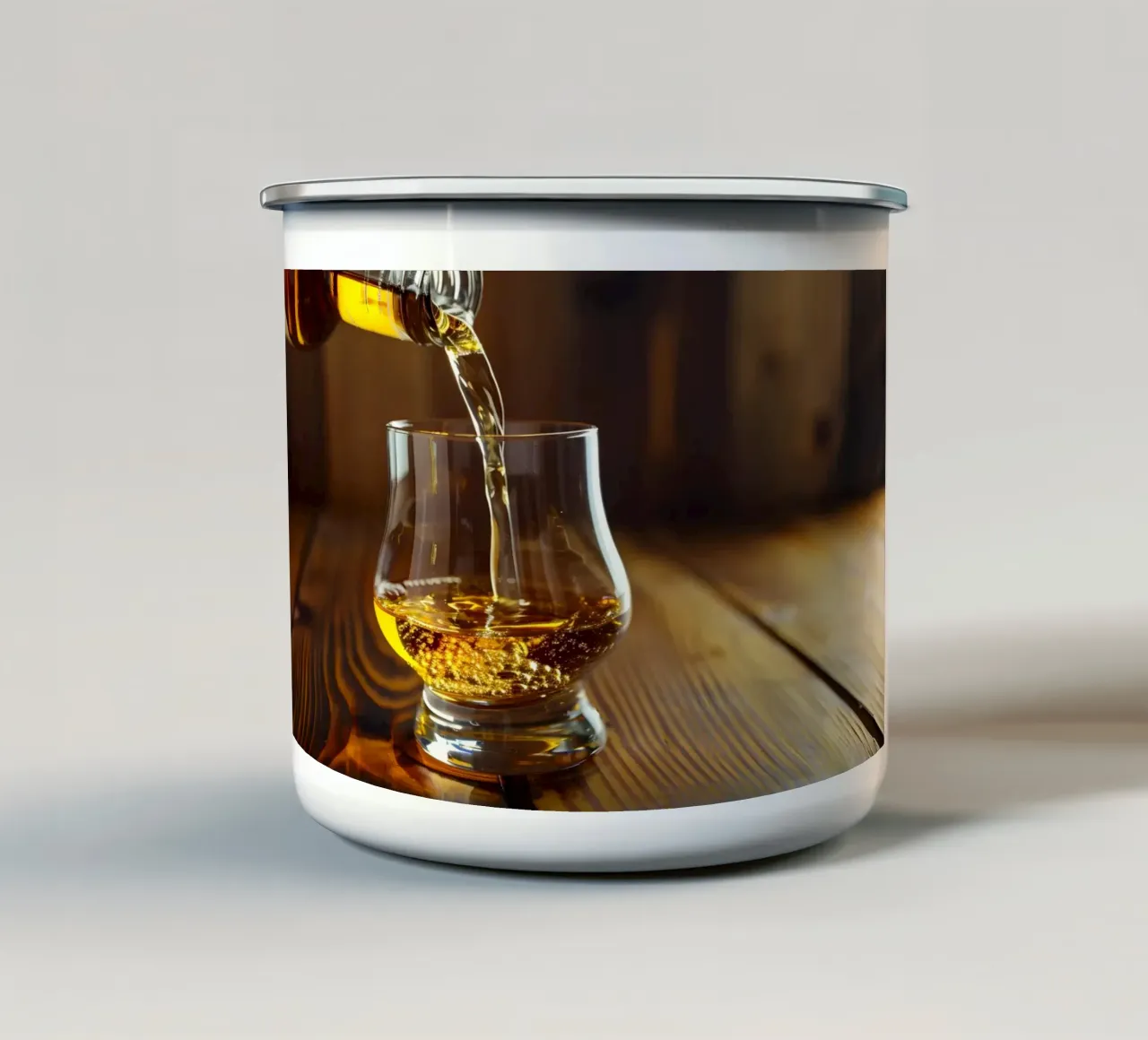 È tempo di whisky tazza in smalto da M-Ulrich-Digital Art