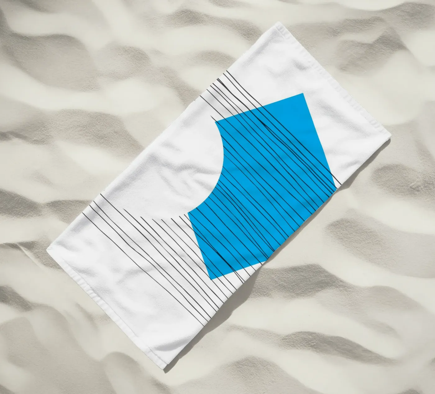 Géométrie négative serviette de plage de Kim Hubball Studio