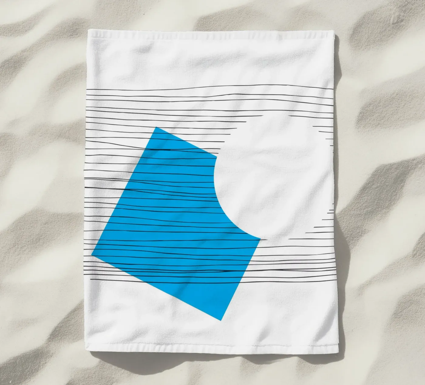 Géométrie négative serviette de plage de Kim Hubball Studio