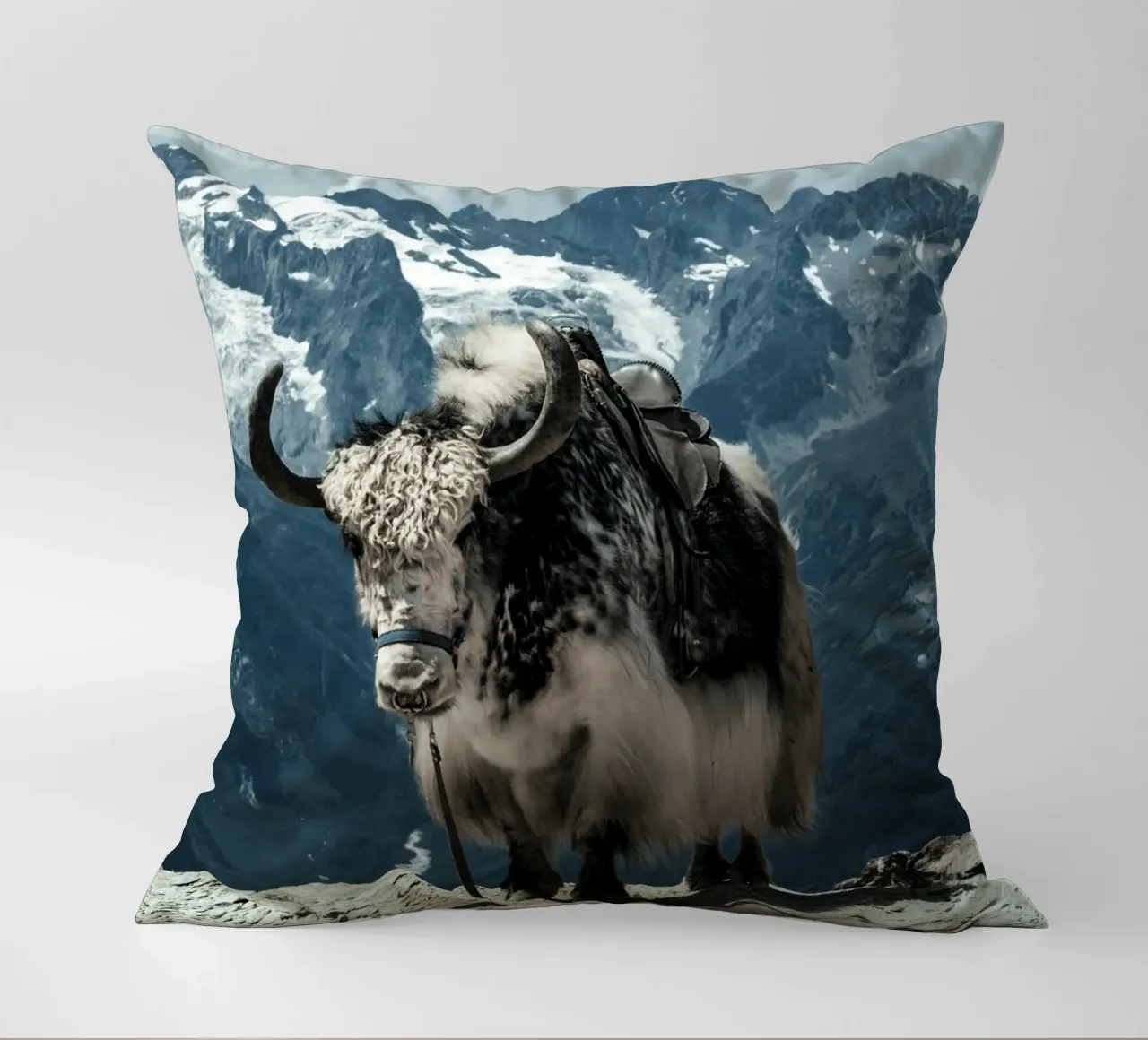 Yak in piedi su un sentiero di montagna cuscino da The Herringstore