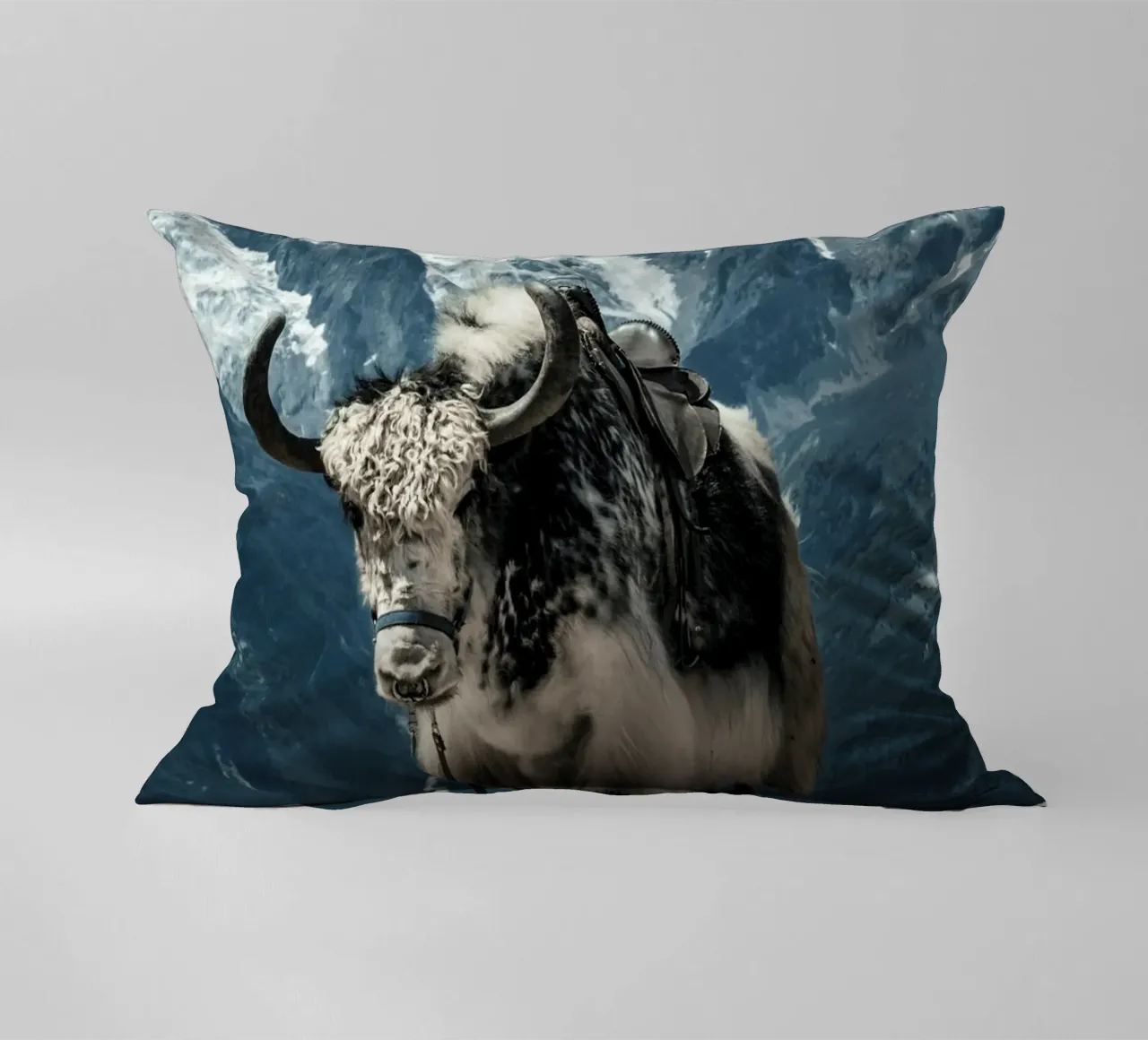 Yak in piedi su un sentiero di montagna cuscino da The Herringstore