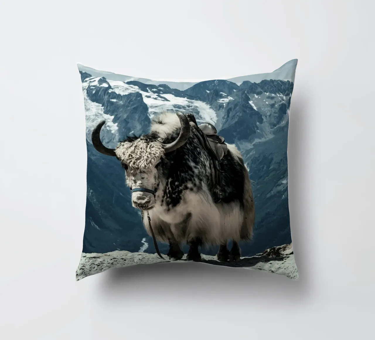 Yak in piedi su un sentiero di montagna cuscino da The Herringstore