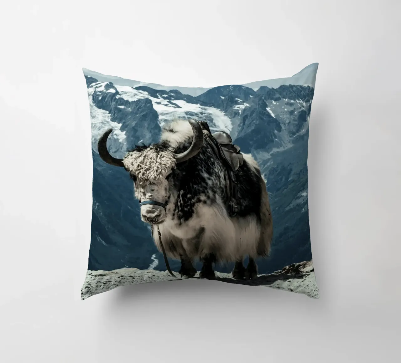 Yak in piedi su un sentiero di montagna cuscino da The Herringstore
